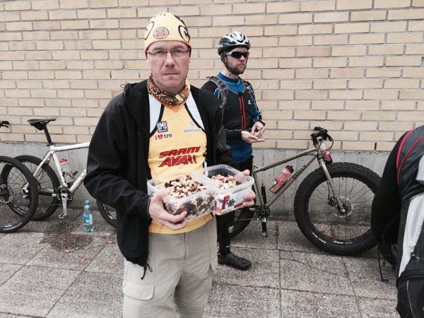 Osallistujat saivat myös karkkia ja pähkinöitä Osallistujat saivat myös karkkia ja pähkinöitä