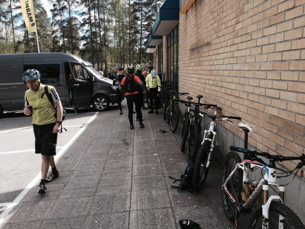 Varastojen täydennys S-Marketilla jossain Varastojen täydennys S-Marketilla jossain